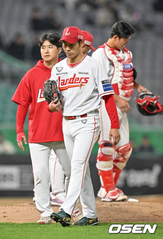 [OSEN=인천, 민경훈 기자] 1일 인천 SSG랜더스필드에서 ‘2026 신한 SOL KBO리그’ SSG 랜더스와 키움 히어로즈의 경기가 열렸다.이날 경기에서 SSG은 타케다를, 키움은 배동현을 선발로 내세웠다.5회초 2사 주자 1,2루 키움 어준서 타석에서 SSG 타케다가 교체되고 있다. 2026.04.01&nbsp;/ rumi@osen.co.kr