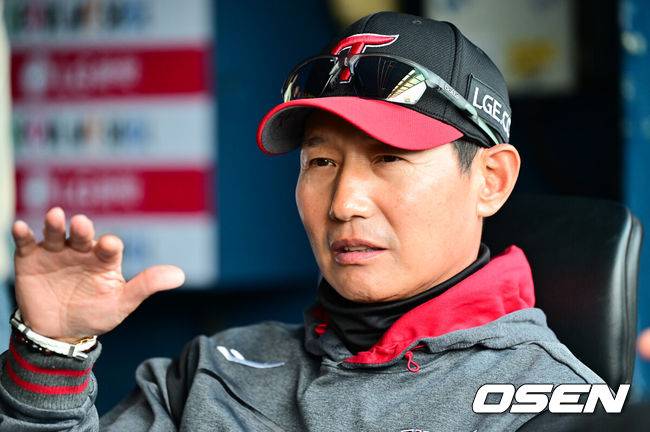 [OSEN=잠실, 박준형 기자] 1일 서울 잠실야구장에서 2026 신한 SOL KBO리그 LG 트윈스와 KIA 타이거즈의 경기가 열렸다. 이날 LG는 송승기를, KIA는 양현종을 선발로 내세웠다.경기 앞서 LG 염경엽 감독이 인터뷰하고 있다.     2026.04.01 / soul1014@osen.co.kr