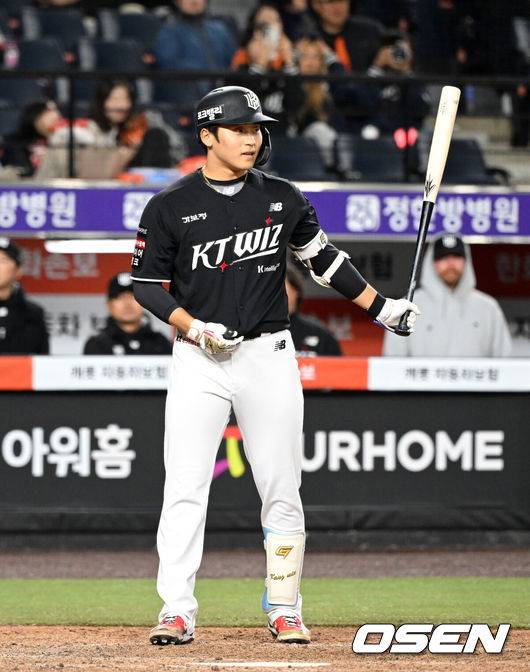 [OSEN=대전, 이대선 기자] 1일 대전 한화생명볼파크에서 2026 신한 SOL KBO리그 한화 이글스와 KT 위즈의 경기가 열렸다.이날 한화는 류현진, KT는 고영표를 선발로 내세웠다.9회초 KT 박영현이 타석에 서고 있다. 2026.04.01 /sunday@osen.co.krc