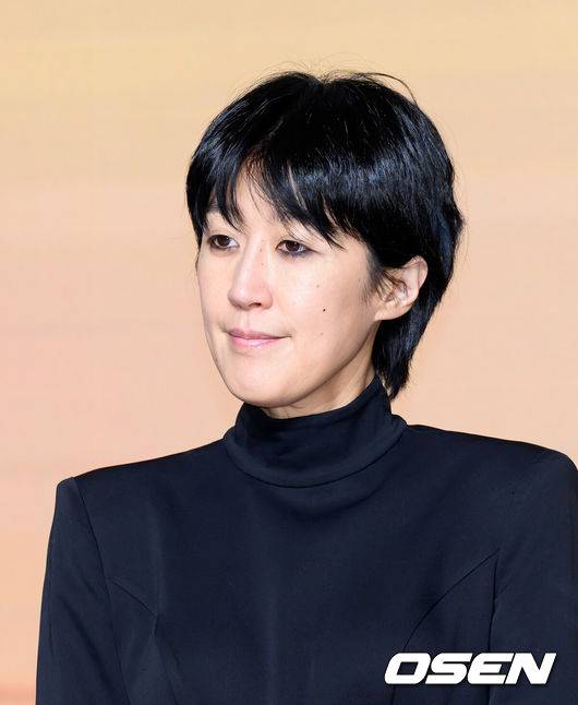 [OSEN=이대선 기자] 14일 서울 마포구 호텔 나루 서울 엠갤러리에서 넷플릭스 '솔로지옥' 시즌5 제작발표회가 열렸다.'솔로지옥'은 커플이 되어야만 나갈 수 있는 외딴 섬, ‘지옥도’에서 펼쳐질 솔로들의 솔직하고 화끈한 데이팅 리얼리티쇼​로 오는 1월 20일(화) 오직 넷플릭스에서 만날 수 있다.방송인 홍진경이 취재진의 질문을 듣고 있다. 2026.01.14 /sunday@osen.co.kr