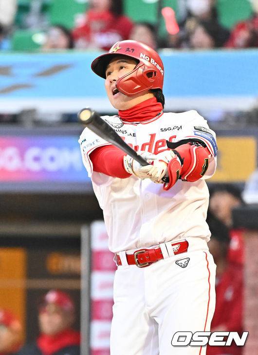 [OSEN=인천, 박준형 기자] 2일 오후 인천 SSG랜더스필드에서 2026 신한 SOL KBO리그&nbsp;SSG 랜더스와 키움 히어로즈의 경기가 진행됐다.이날 SSG는 최민준을, 키움은 정현우를 선발투수로 내세웠다. 1회말 1사 1루 SSG 최정이 선취 2점 홈런을 날리고 있다.    2026.04.02 / soul1014@osen.co.kr