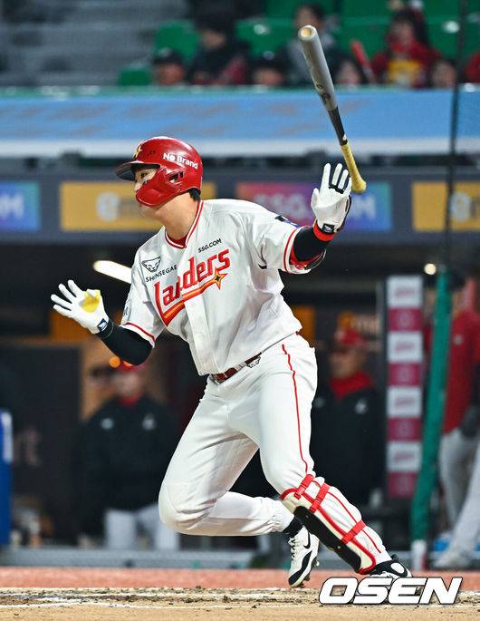 [OSEN=인천, 박준형 기자] 2일 오후 인천 SSG랜더스필드에서 2026 신한 SOL KBO리그&nbsp;SSG 랜더스와 키움 히어로즈의 경기가 진행됐다.이날 SSG는 최민준을, 키움은 정현우를 선발투수로 내세웠다. 3회말 2사 2,3루 SSG 고명준이 2타점 적시타를 날리고 있다.   2026.04.02 / soul1014@osen.co.kr