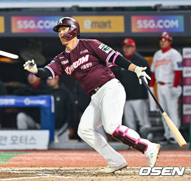 [OSEN=인천, 박준형 기자] 2일 오후 인천 SSG랜더스필드에서 2026 신한 SOL KBO리그&nbsp;SSG 랜더스와 키움 히어로즈의 경기가 진행됐다.이날 SSG는 최민준을, 키움은 정현우를 선발투수로 내세웠다. 7회최 무사 1,2루 키움 박찬혁이 안타를 날리고 있다.  2026.04.02 / soul1014@osen.co.kr