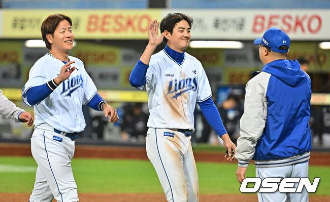 [OSEN=대구, 이석우 기자] 2일 대구삼성라이온즈파크에서 2026 신한 SOL KBO 리그 삼성 라이온즈와 두산 베어스의 경기가 열렸다. 홈팀 삼성은 이승현이, 방문팀 두산은 최민석이 선발 출전했다. 삼성 라이온즈 구자욱과 강민호가 5-2로 승리한 후 박진만 감독과 하이파이브를 하고 있다. 2026.04.02 / foto0307@osen.co.kr