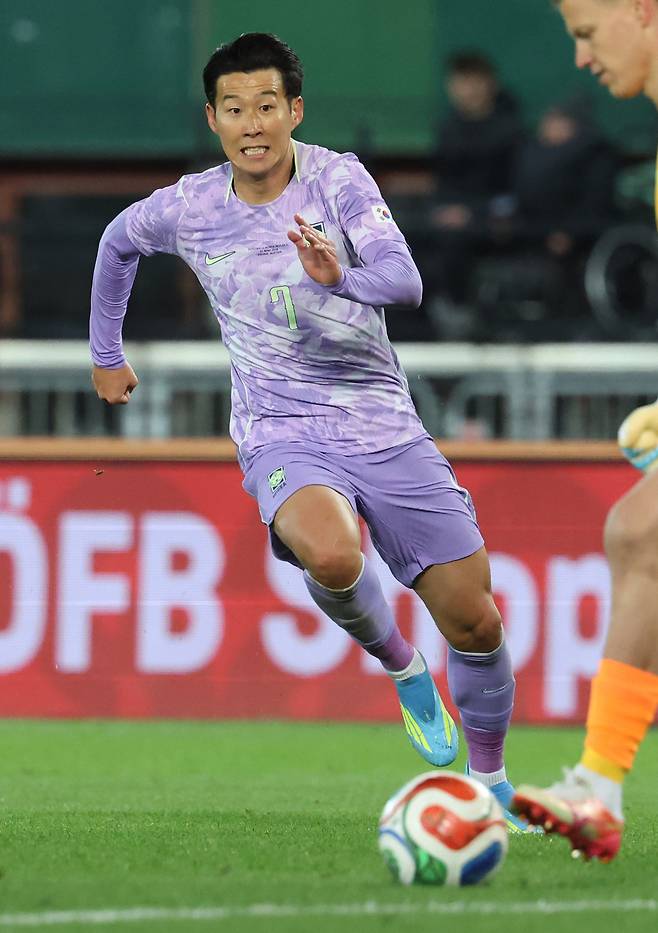 대한민국 축구 국가대표팀 ‘캡틴’ 손흥민이 지난 3월 31일(현지시간) 오스트리아 빈 에른스트 하펠 스타디움에서 열린 오스트리아와 평가전에서 상대 골키퍼를 압박하고 있다. 빈=연합뉴스