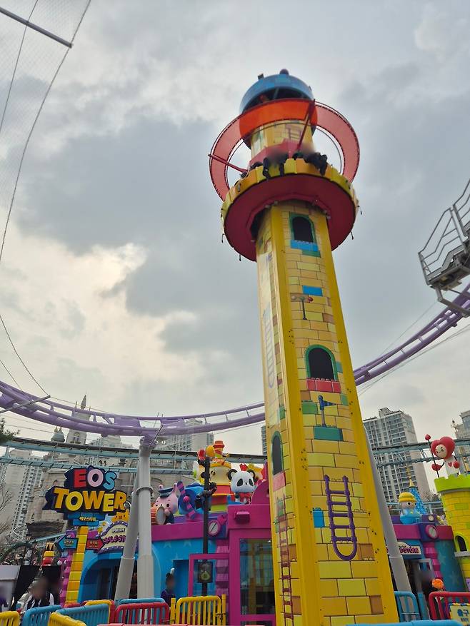 지난 1일 넥슨과 롯데월드가 함께 조성한 ‘메이플 아일랜드존’에서 새로운 어트랙션 ‘에오스 타워’가 운행하고 있다. 김동환 기자