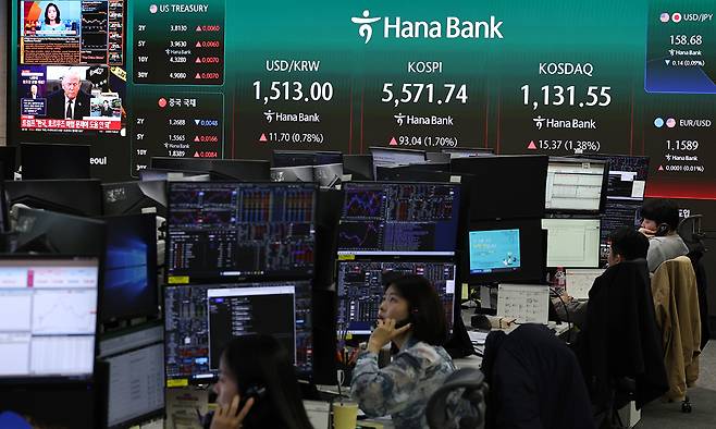 2일 서울 중구 하나은행 딜링룸 전광판에 코스피와 코스닥 등 시황이 표시되고 있다. 이날 코스피는 전 거래일(5478.7)보다 72.99포인트(1.33%) 상승한 5551.69에 개장했다. 뉴스1