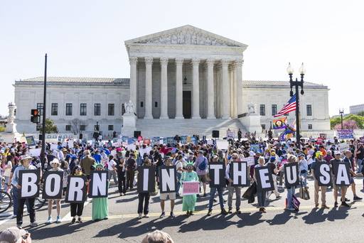 미국 연방대법원에서 ‘출생 시민권’ 사건 재판의 공개 변론이 열린 1일(현지시간) 도널드 트럼프 행정부의 이민 제한 정책에 반대하는 이들이 대법원 청사 앞에서 모여 시위를 하고 있다. EPA연합