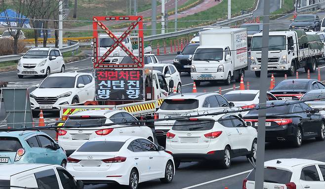 대전 천변도시고속화도로 원촌육교의 보강토 옹벽 긴급 보수·보강 공사로 차량 통행이 전면 통제된 가운데 31일 오전 대덕구 오정동 천변도시고속화도로 진입로가 극심한 정체를 보이고 있다. 뉴스1