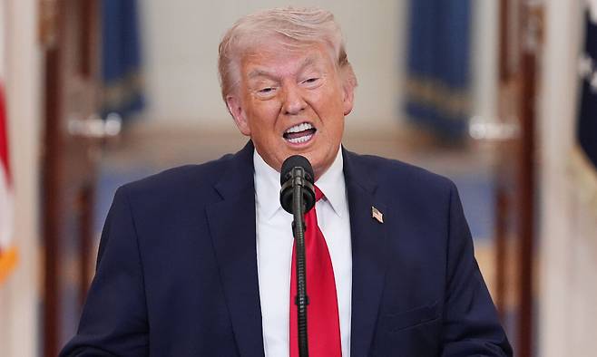 마이웨이 도널드 트럼프 미국 대통령이 이란전쟁 개전 33일째인 1일(현지시간) 미국 워싱턴 백악관에서 대국민연설을 하고 있다. 생방송으로 전 세계에 송출된 이날 연설에서 트럼프 대통령은 “앞으로 2∼3주간 이란에 극도로 강력한 타격을 가할 것”이라고 선언했다. 워싱턴=UPI연합뉴스