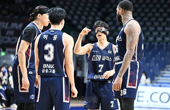 부산 KCC 허훈(오른쪽 두 번째)이 1일 부산 사직체육관에서 열린 2025~26 LG전자 프로농구 서울 SK와의 경기에서 선수들과 작전을 논의하고 있다. 2026.4.1 KBL 제공