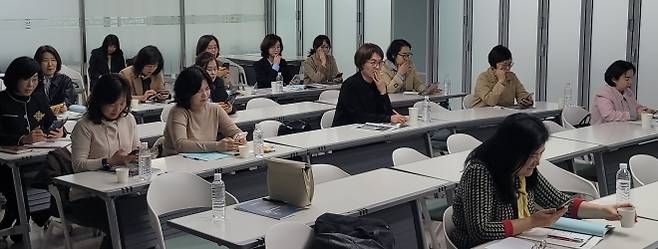 1일 전남 나주 동신대학교에서 열린 ‘제3기 여성 리더십 최고위과정’에서 김상욱 국립아시아문화전당(ACC) 전당장이 원우들을 대상으로 특별강연을 진행하고 있다.