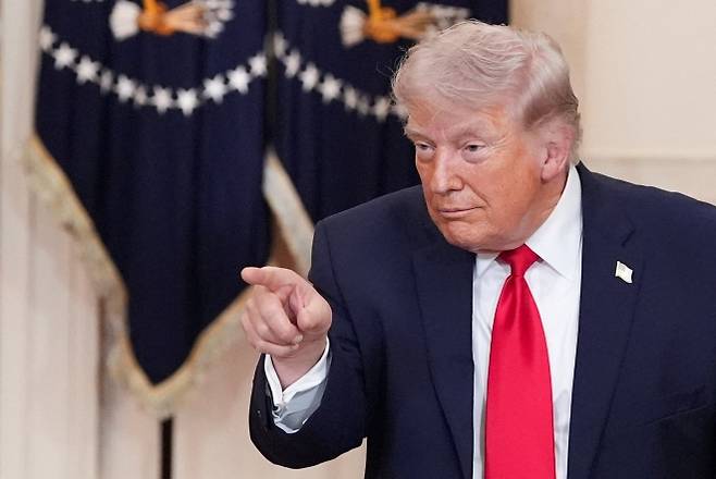 도널드 트럼프 미국 대통령이 1일(현지시간) 워싱턴DC 백악관에서 이란 전쟁과 관련한 대국민 연설을 마친 후 손짓을 하고 있다. 2026.4.1 로이터 연합뉴스