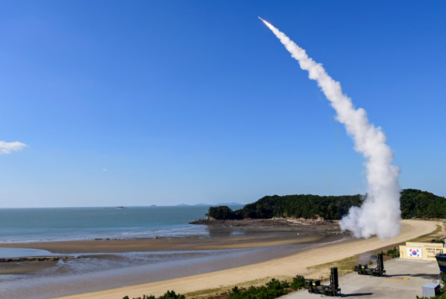 2024년 11월 서해안에서 열린 유도탄 요격 실사격 훈련에서 천궁-II가 발사되고 있다. 합동참모본부 제공