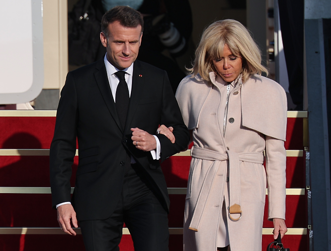 서울공항 도착한 마크롱 프랑스 대통령 내외 - 에마뉘엘 마크롱 프랑스 대통령과 브리지트 마크롱 여사가 2일 성남 서울공항을 통해 방한하고 있다. 2026.4.2 연합뉴스