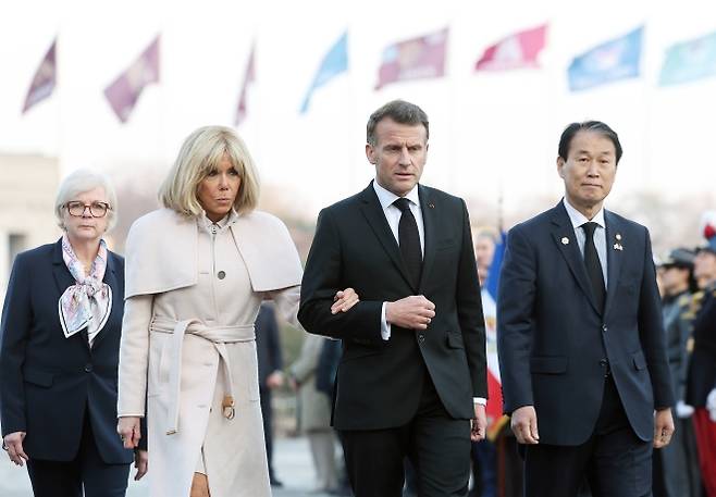 이동하는 마크롱 대통령 - 대한민국을 국빈 방문한 에마뉘엘 마크롱 프랑스 대통령이 2일 서울 용산구 전쟁기념관에서 이동하고 있다. 2026.4.2 연합뉴스