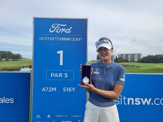 오수민이 3월 유럽여자프로골프투어(LET) 포드 여자 NSW 오픈에서 준우승한 뒤 기념 촬영을 하고 있다. 사진 제공=프레인스포츠