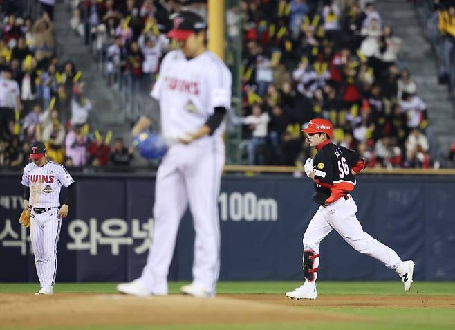 LG 송승기(앞)가 1일 잠실구장서 열린&nbsp; ‘2026 신한 SOL KBO리그’ KIA와 홈경기서 선발등판해 5회초 오선우에게 솔로포를 맞은 뒤 아쉬워하고 있다. 잠실｜뉴시스