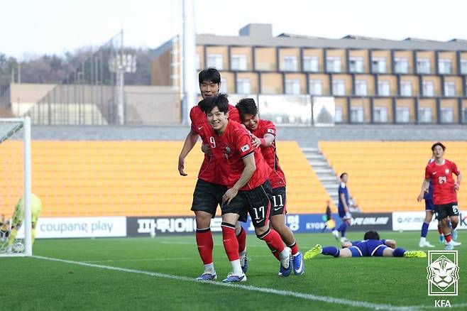 U-23 대표팀 양민혁과 이영준 등이 지난달 29일 천안 코리아풋볼파크 내 KFA 스타디움에서 가진 일본 U-21 대표팀과 연습경기 도중 서로를 격려하고 있다. 사진제공｜대한축구협회