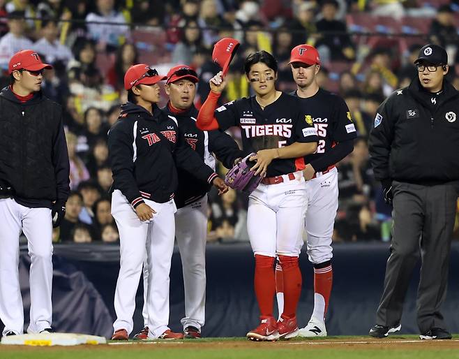 KIA 김도영이(왼쪽 4번째) 1일 잠실구장서 열린 ‘2026 신한 SOL KBO리그’ LG와 원정경기서 8회말 수비 도중 허리 통증을 느낀 뒤 인상을 찌푸리고 있다. 뉴시스