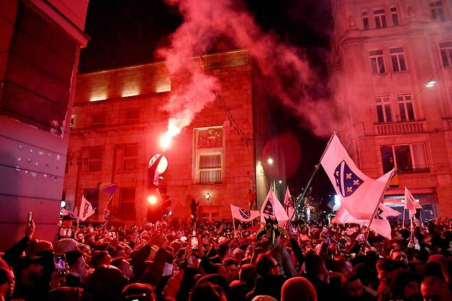 보스니아 헤르체고비나 축구대표팀의 2026 국제축구연맹(FIFA) 월드컵 본선 진출이 확정된 뒤 1일 새벽(현지시간) 수도 사라예보 도심에서 팬들이 거리로 나와 승리를 자축하고 있다. AFP