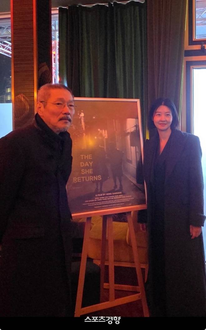 홍상수 감독과 배우 송선미. 영화제작전원사 제공