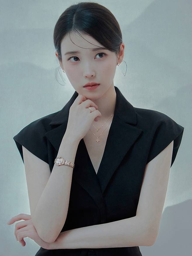 가수 겸 배우 아이유가 주얼리 브랜드와 함께한 캠페인 화보. 제이에스티나 제공