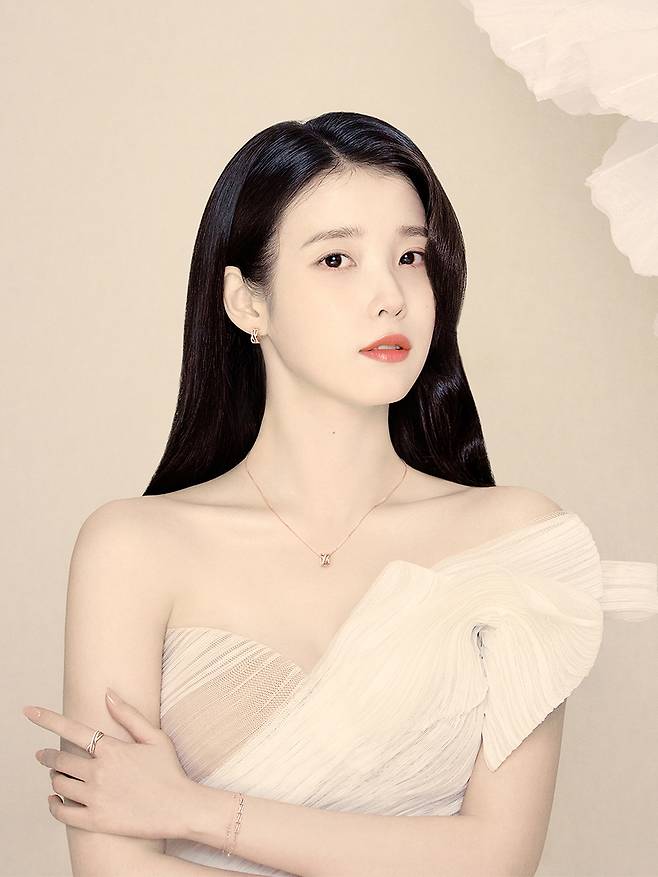 가수 겸 배우 아이유가 주얼리 브랜드와 함께한 캠페인 화보. 제이에스티나 제공