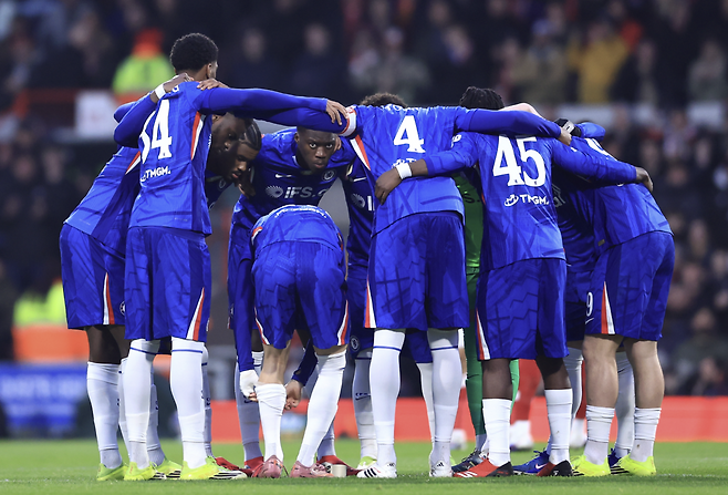 지난달 8일 영국 웨일스 렉섬에서 열린 FA컵 5라운드 렉섬과 첼시의 경기 시작에 앞서 첼시 선수들이 센터서클에서 허들을 하며 결의를 다지고 있다. 게티이미지코리아