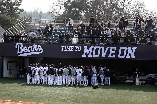 3월15일 경기 이천 베어스파크에서 삼성과의 시범 경기를 앞두고 선수단이 미팅하고 있다. 두산베어스 제공