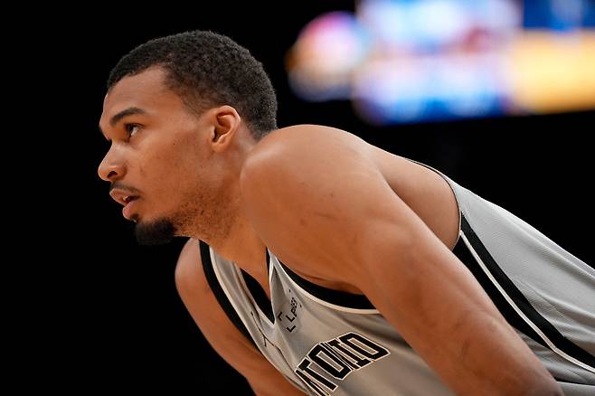 빅터 웸반야마가  2일 미국 캘리포니아주 샌프란시스코의 체이스 센터에서 열린 골든스테이트 워리어스와 2025~2026 미국프로농구 정규리그 원정 경기에서 코트를 응시하고 있다.    샌프란시스코 | Imagn Images연합뉴스