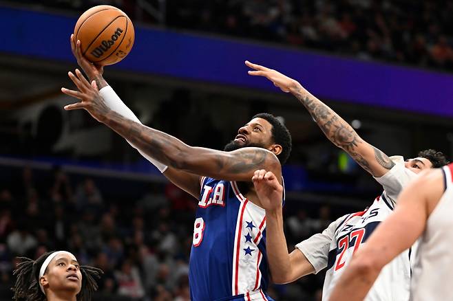 폴 조지가 2일 미국 워싱턴 D.C의 캐피털 원 아레나에서 열린 워싱턴 위저즈와 2025~2026 미국프로농구 정규리그 원정 경기에서 슛을 하고 있다.  워싱턴 | AP연합뉴스