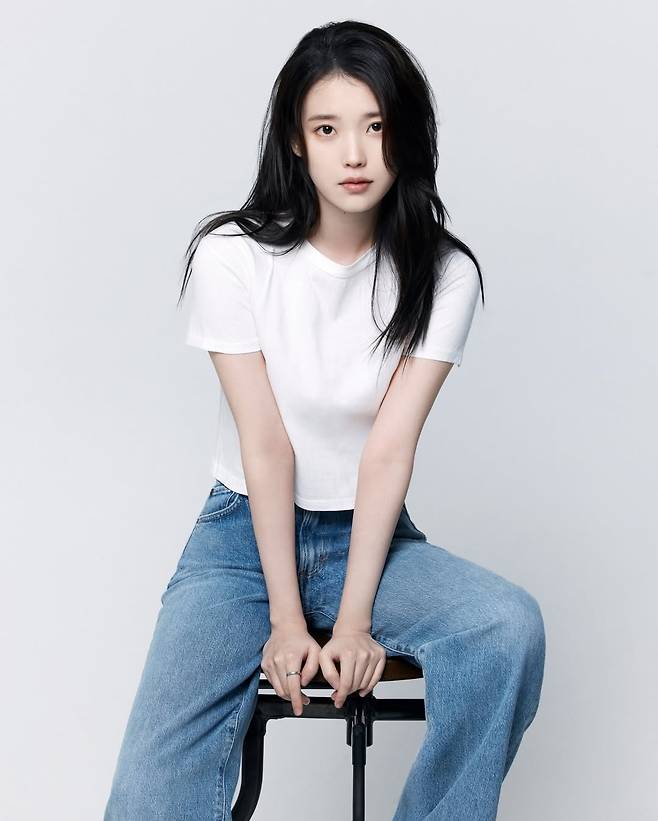 아이유. EDAM엔터테인먼트 제공