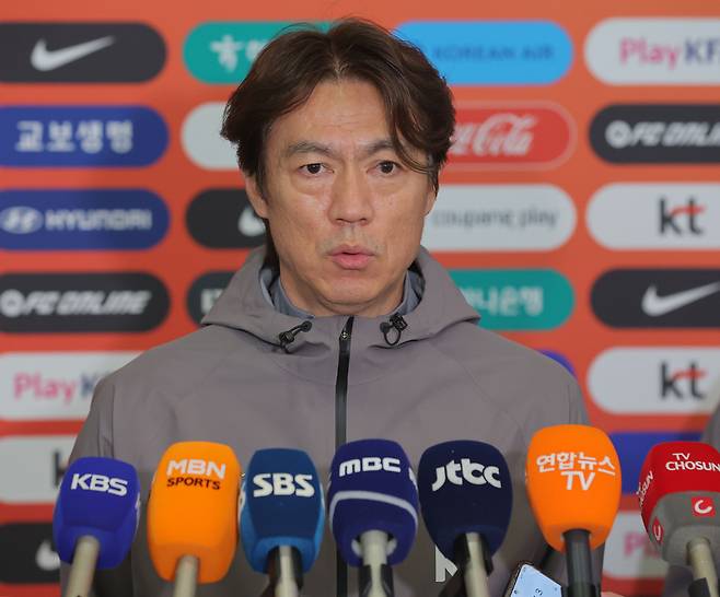 홍명보 축구대표팀 감독이 2일 인천국제공항을 통해 귀국한 자리에서 2026 북중미 월드컵 체제 전환을 다짐하고 있다. 연합뉴스