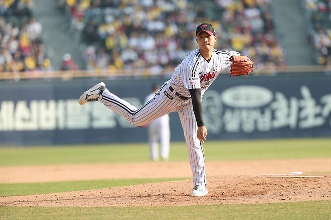 ▲ 1일 잠실 LG전에서 1이닝 퍼펙트 피칭을 펼치며 개막 후 2경기에서 완벽에 가까운 투구를 자랑하고 있는 우강훈 ⓒLG 트윈스