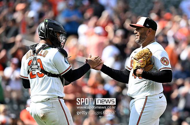 ▲ 메이저리그 역사상 최초로 ABS 챌린지에 의해 마지막 아웃카운트가 결정됐다. 4월 2일 볼티모어 오리올스와 텍사스 레인저스의 경기였다. 볼티모어가 8-3으로 이긴 이 경기에서 '전 삼성' 알버트 수아레즈는 ABS의 도움으로 탈삼진을 기록하며 경기를 마무리했다.