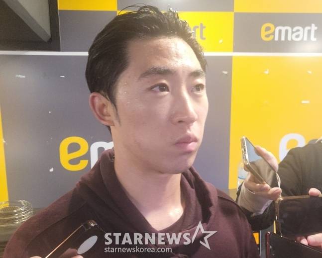 키움 배동현이 1일 SSG전 승리 후 취재진과 인터뷰를 하고 있다. /사진=안호근 기자