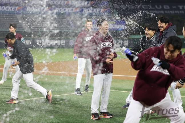 키움 히어로즈 투수 배동현(가운데)이 1일 승리 투수가 돼 방송 인터뷰를 마친 뒤 동료들로부터 축하 물 세례를 받고 있다. /사진=키움 히어로즈 제공