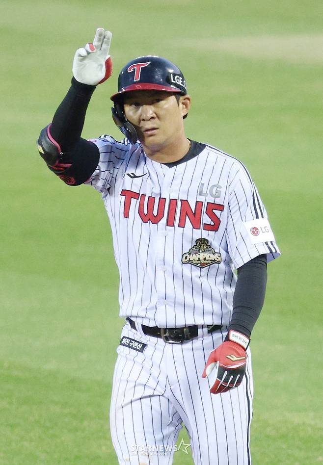 2026 신한 SOL Bank KBO리그 LG 트윈스 대 KIA 타이거즈 경기가 1일 서울 잠실야구장에서 열렸다. LG 오지환이 1회말 1사 만루에서 1타점 내야땅볼을 날린 후 병살 판정을 받자 비디오 판독을 요청하고 있다. /사진=김진경 대기자