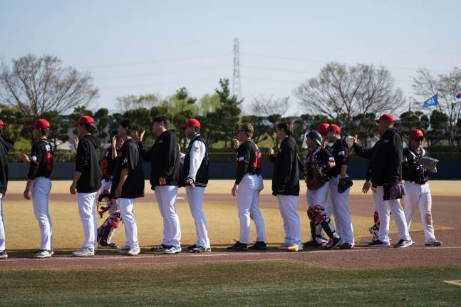 울산 웨일즈 선수들이 2일 삼성 라이온즈와 퓨처스리그 경기 승리 후 세리머니를 하고 있다. /사진=울산 웨일즈 제공