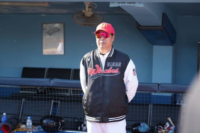 장원진 감독이 승리 후 선수들을 바라보고 있다. /사진=울산 웨일즈 제공