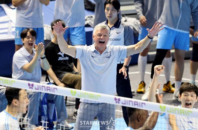 대한항공 헤난 감독이  3일 계양체육관에서 열린 진에어  2025-2026 V리그 챔피언결정전 대한항공과 현대캐피탈 경기에서 환호하고 있다. /사진=강영조 선임기자