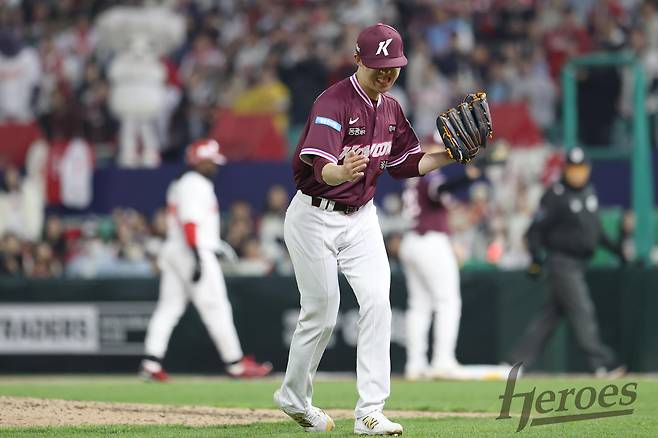 키움 히어로즈 우완 배동현이 1일 인천 SSG 랜더스전에 선발등판, 5이닝 무실점 호투로 데뷔 첫 선발승을 따냈다. 사진 키움 히어로즈