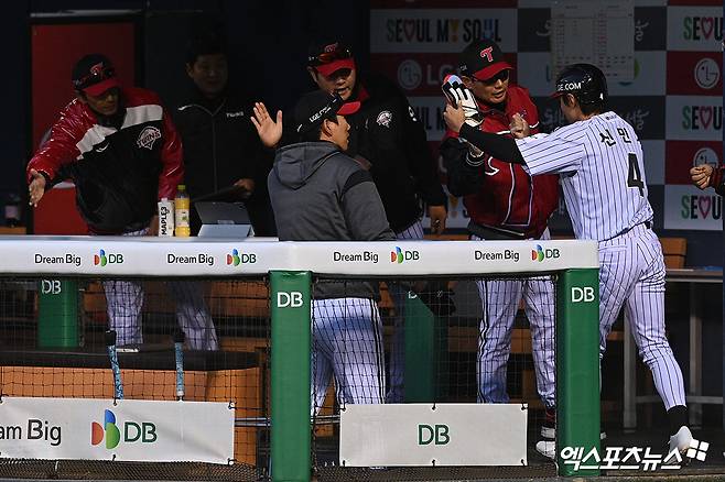 1일 오후 서울 잠실야구장에서 열리는 '2026 신한 SOL Bank KBO리그' KIA 타이거즈와 LG 트윈스의 경기, 1회말 1사 만루 LG 신민재가 문성주 타석 때 밀어내기 볼넷으로 득점한 뒤 기뻐하고 있다. 잠실, 고아라 기자
