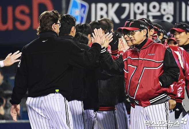 2일 오후 서울 송파구 잠실야구장에서 열린 '2026 신한 SOL Bank KBO리그' KIA 타이거즈와 LG 트윈스의 경기, LG가 선발투수 웰스의 6이닝 1실점 호투에 힘입어 2:1의 스코어로 승리하며 위닝 시리즈를 달성했다.   경기 종료 후 LG 염경엽 감독이 웰스와 승리 하이파이브를 나누고 있다. 잠실, 박지영 기자
