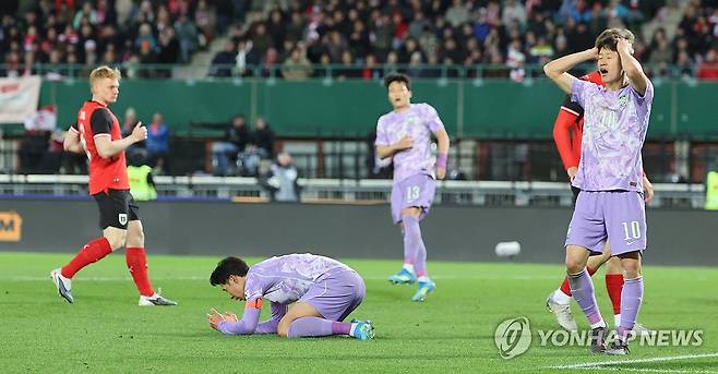 득점 실패 아쉬워하는 손흥민, 이재성 (빈[오스트리아]=연합뉴스) 최재구 기자 = 31일(현지시간) 오스트리아 빈 에른스트 하펠 스타디움에서 열린 한국 축구 국가대표팀과 오스트리아의 평가전에서 손흥민의 슛이 득점에 실패하자 손흥민과 이재성이 아쉬워하고 있다. 2026.4.1 jjaeck9@yna.co.kr