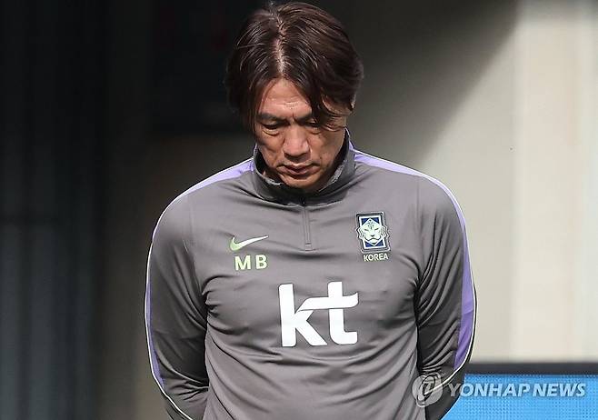 고심하는 홍명보 감독 (빈[오스트리아]=연합뉴스) 최재구 기자 = 오스트리아전을 하루 앞둔 30일(현지시간) 축구 국가대표팀 홍명보 감독이 경기가 열릴 에른스트 하펠 스타디움에서 훈련을 지켜보며 생각에 잠겨 있다. 2026.3.30 jjaeck9@yna.co.kr