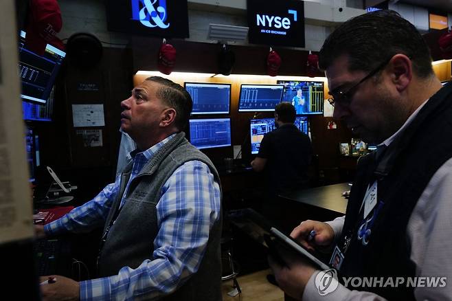 뉴욕증권거래소의 트레이더 [AFP=연합뉴스. 재판매 및 DB 금지]