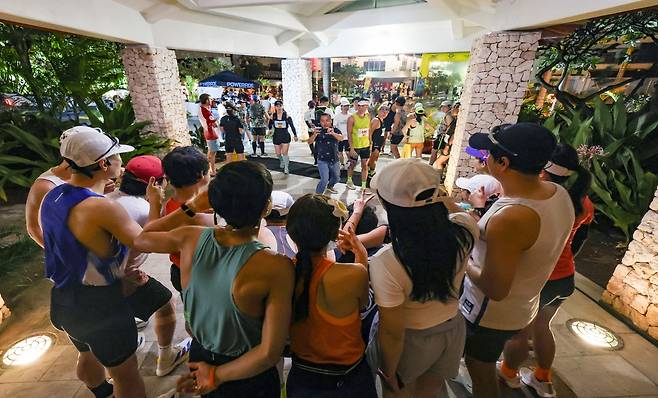 마라톤 참가자들의 기념 촬영 [사진/임헌정 기자]