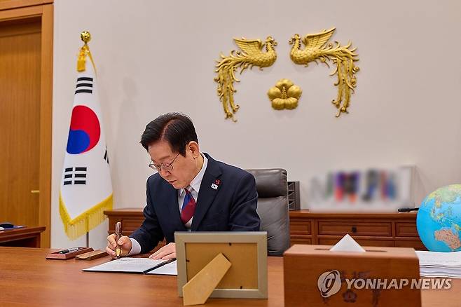 집무 보는 이재명 대통령 [청와대 제공. 재판매 및 DB 금지]